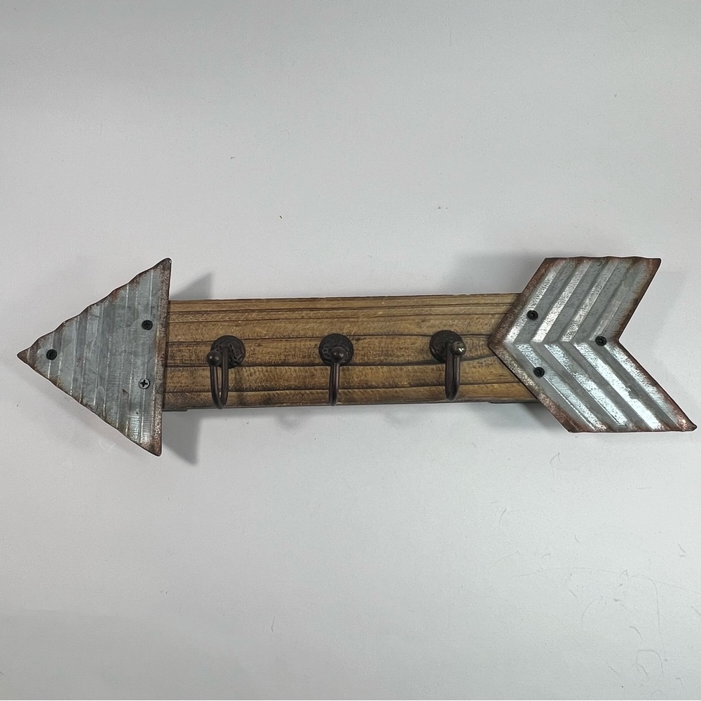 Wooden Metal Rustic ARROW Key Hook Hanging Wall Decor 3 Hangers Pre- Owned